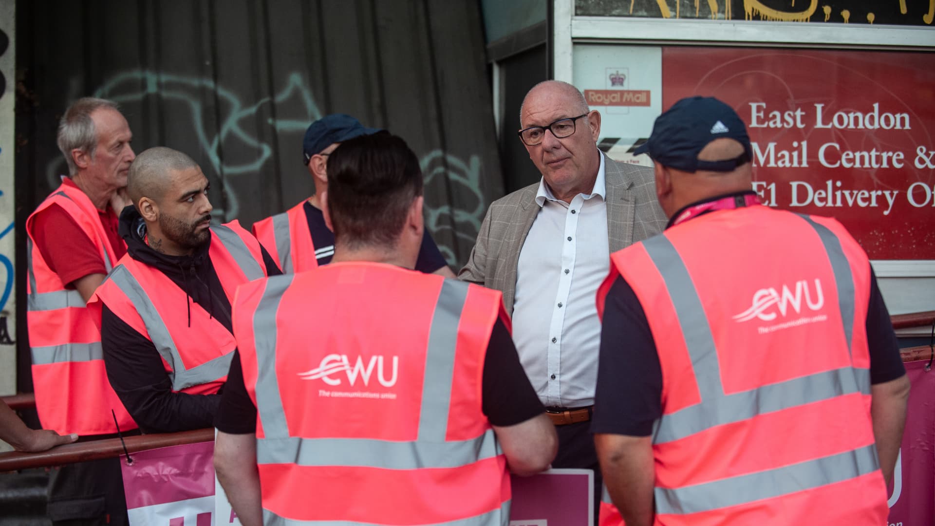 Postal workers in the UK, striking over pay and working conditions, agree crunch talks with Royal Mail bosses