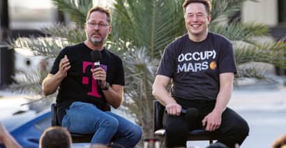 SpaceX and T-Mobile team up to use Starlink satellites to 'end mobile dead zones'