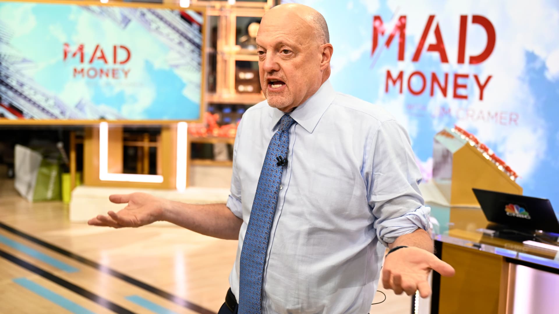 Cramer Highlights Uncertainty Surrounding Fed’s March Move amidst Mixed Earnings Season Start