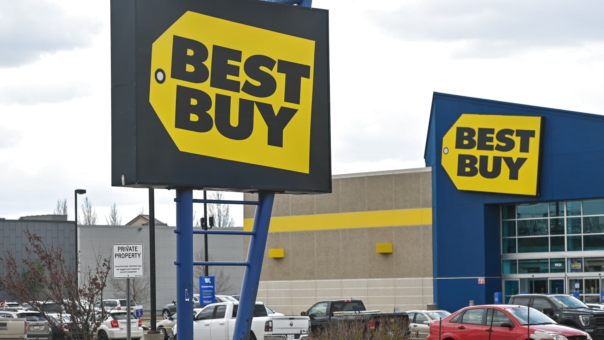 Finest Purchase lays off tons of of retailer staff as buying tendencies shift