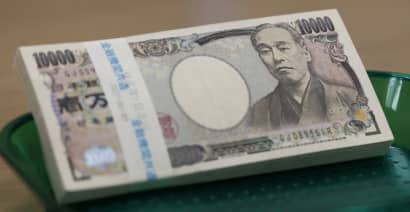 Dollar up as data highlights US economic resilience; yen slumps 