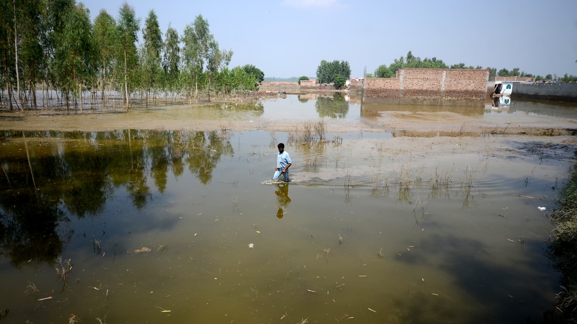 باكستان تحذر من أن الأضرار الناجمة عن الفيضانات ستصل إلى 10 مليارات دولار