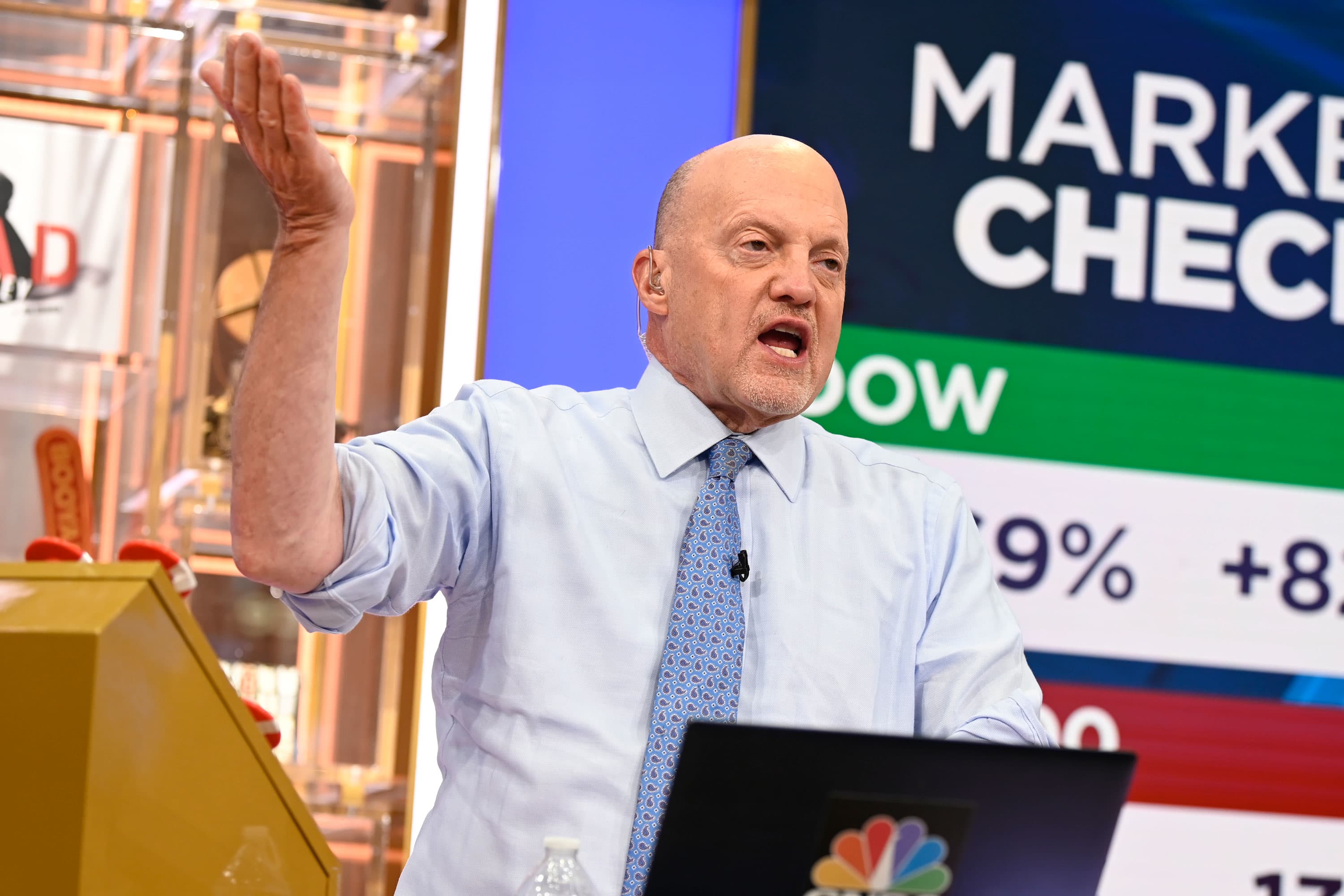 Cramer predicts that recent earnings disappointments and PMI data may lead to interest rate reductions