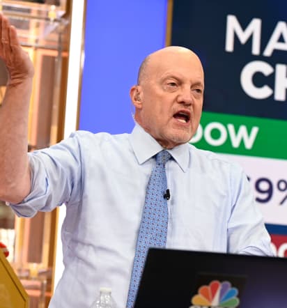 Cramer points to signs of the economy slowing that could bring Fed rate cuts