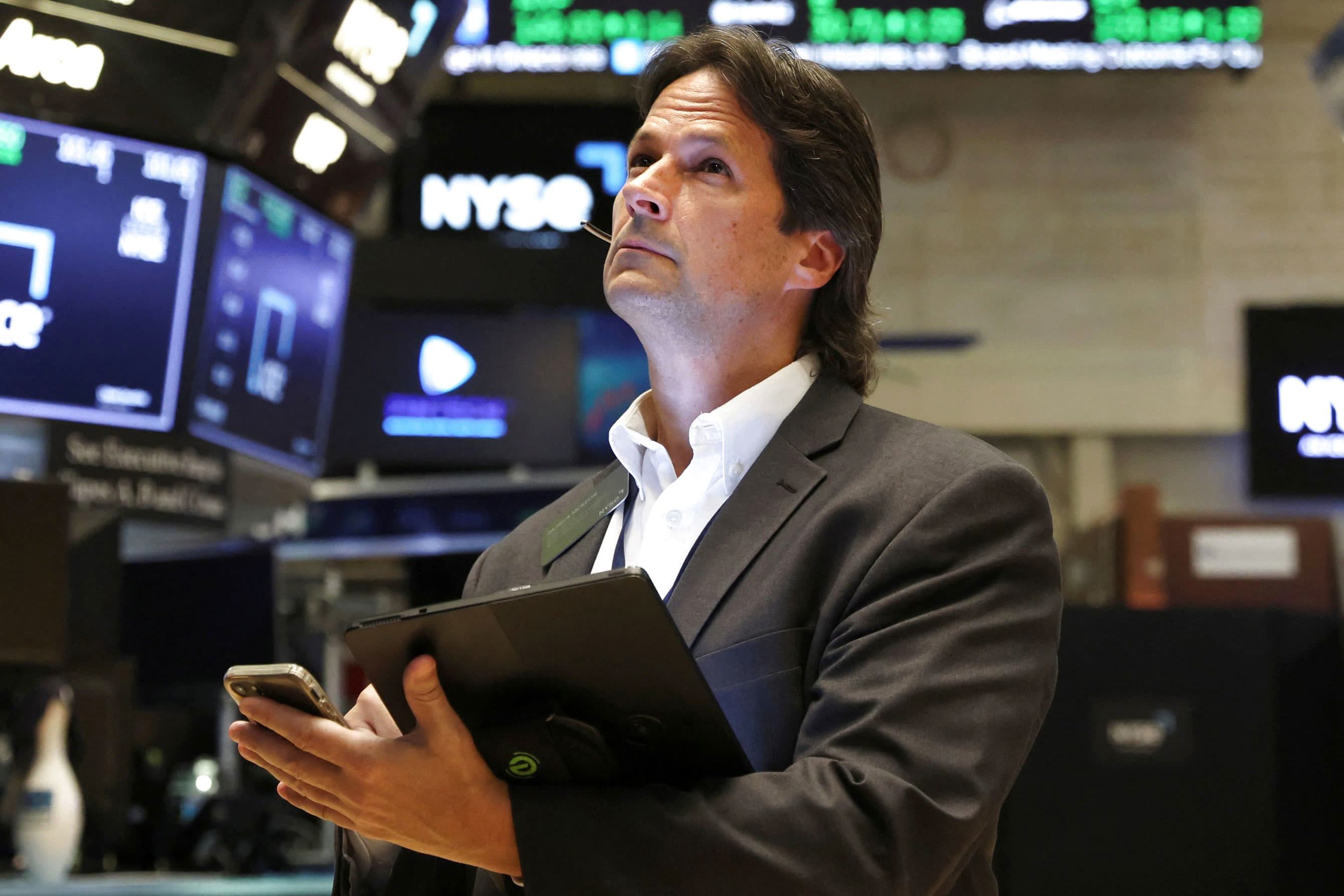 Los futuros de acciones caen mientras Wall Street prevé una semana de resultados ocupada: actualizaciones en vivo