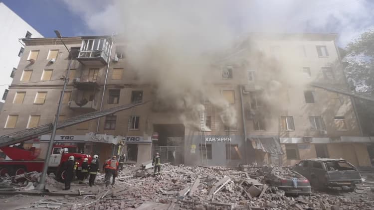 Los ataques aéreos rusos siguen golpeando Kharkiv en Ucrania