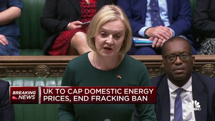 Reino Unido limitará los precios domésticos de la energía y pondrá fin a la prohibición del fracking