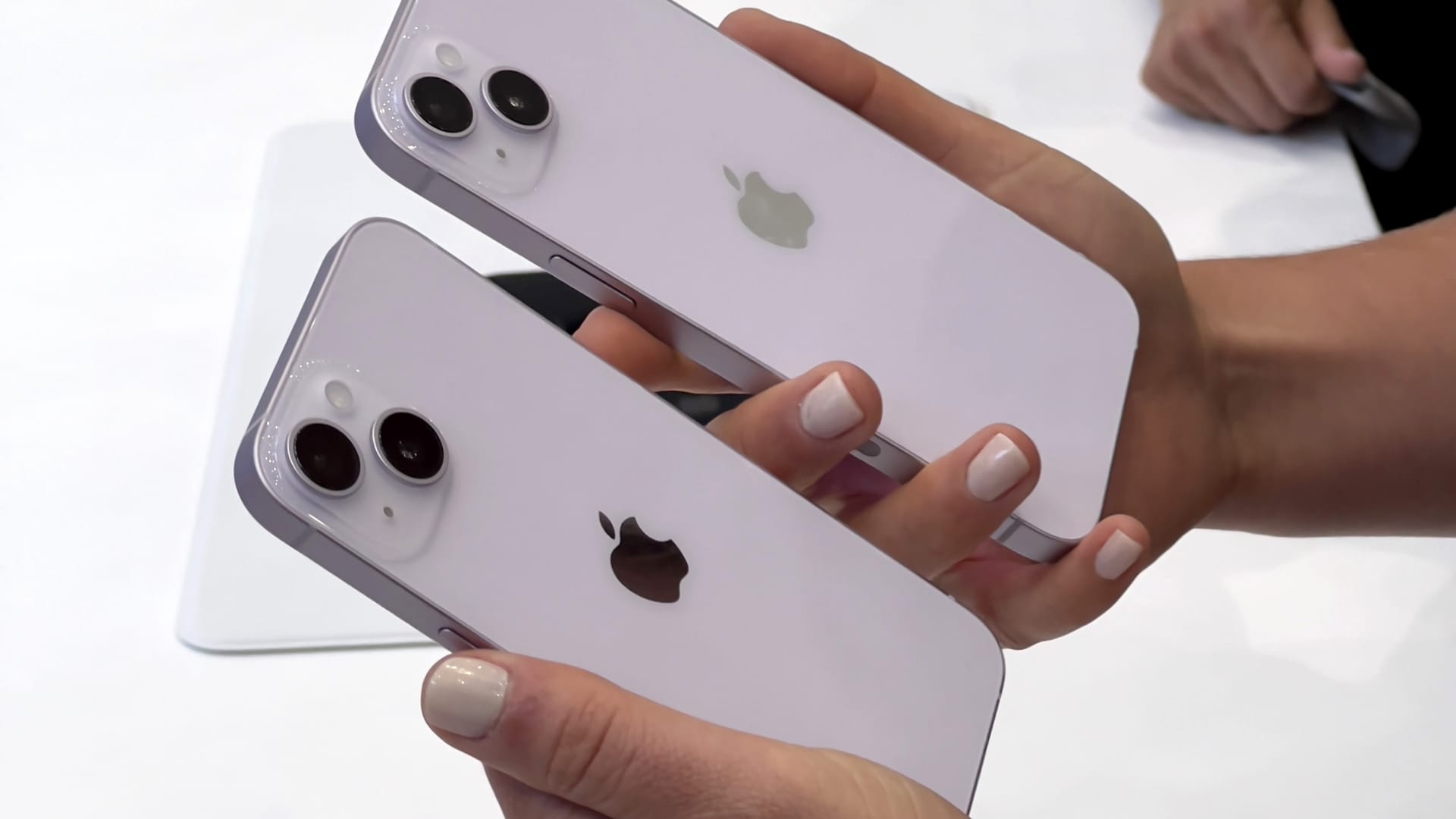 Apple issues iPhone update to fix shaking camera hard reset bugs – CNBC