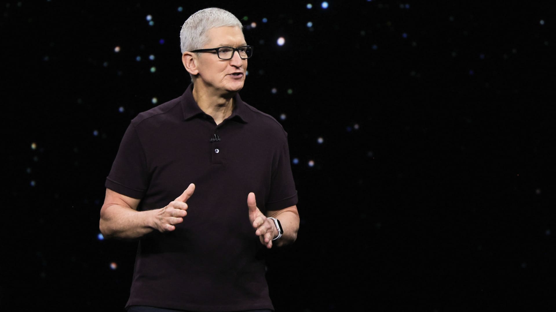 apple-ceo-tim-cook-doesn-t-like-the-metaverse-he-predicts-a-different-technology-will-shape-the-future
