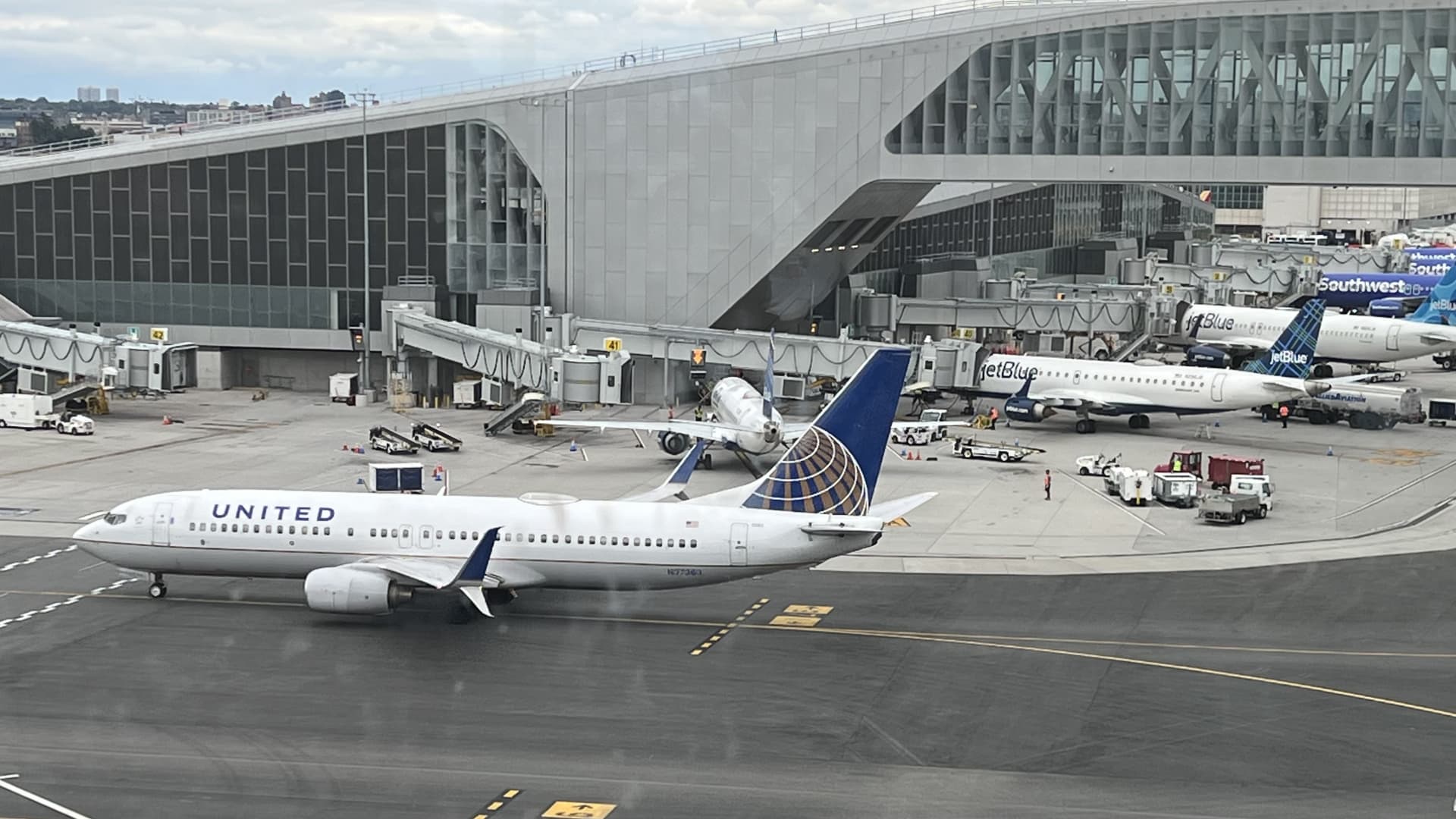 United Airlines is aiming to have electric aircraft flying regional routes by the end of the decade, part of the company's goal to fully reduce i