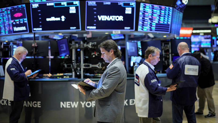 Traders work on the floor of the New York Stock Exchange (NYSE) in New York City, U.S., September 9, 2022. REUTERS/Brendan McDermid