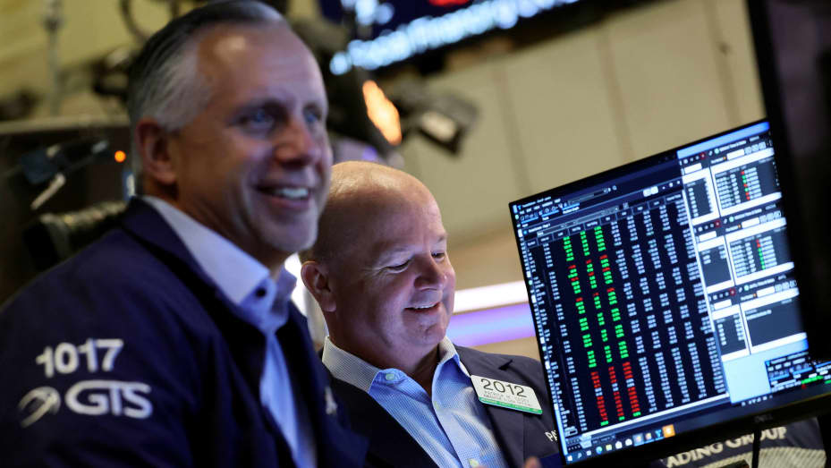 Traders work on the floor of the New York Stock Exchange (NYSE) in New York City, U.S., September 9, 2022.  REUTERS/Brendan McDermid