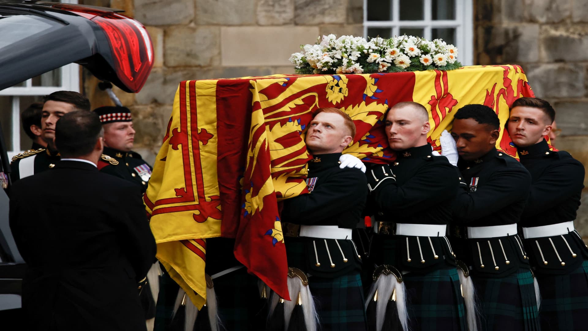 Queen Elizabeth’s coffin arrives in Edinburgh as mourners line streets
