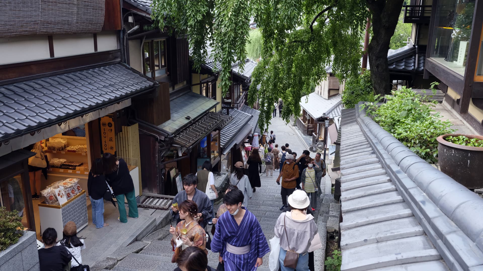 일본 여행 주식은 규제 완화에 대한 보도 이후 상승