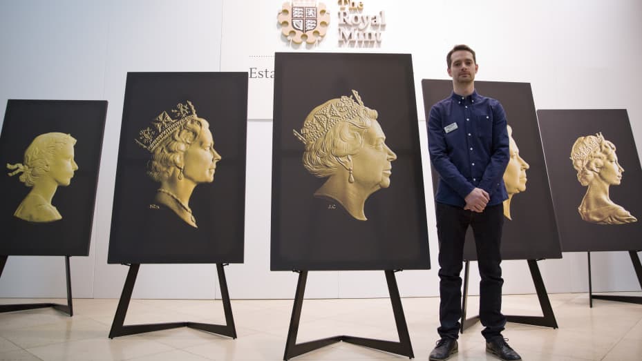 自 1952 年女王登基以來，英國硬幣上出現了五幅不同的伊麗莎白二世肖像。