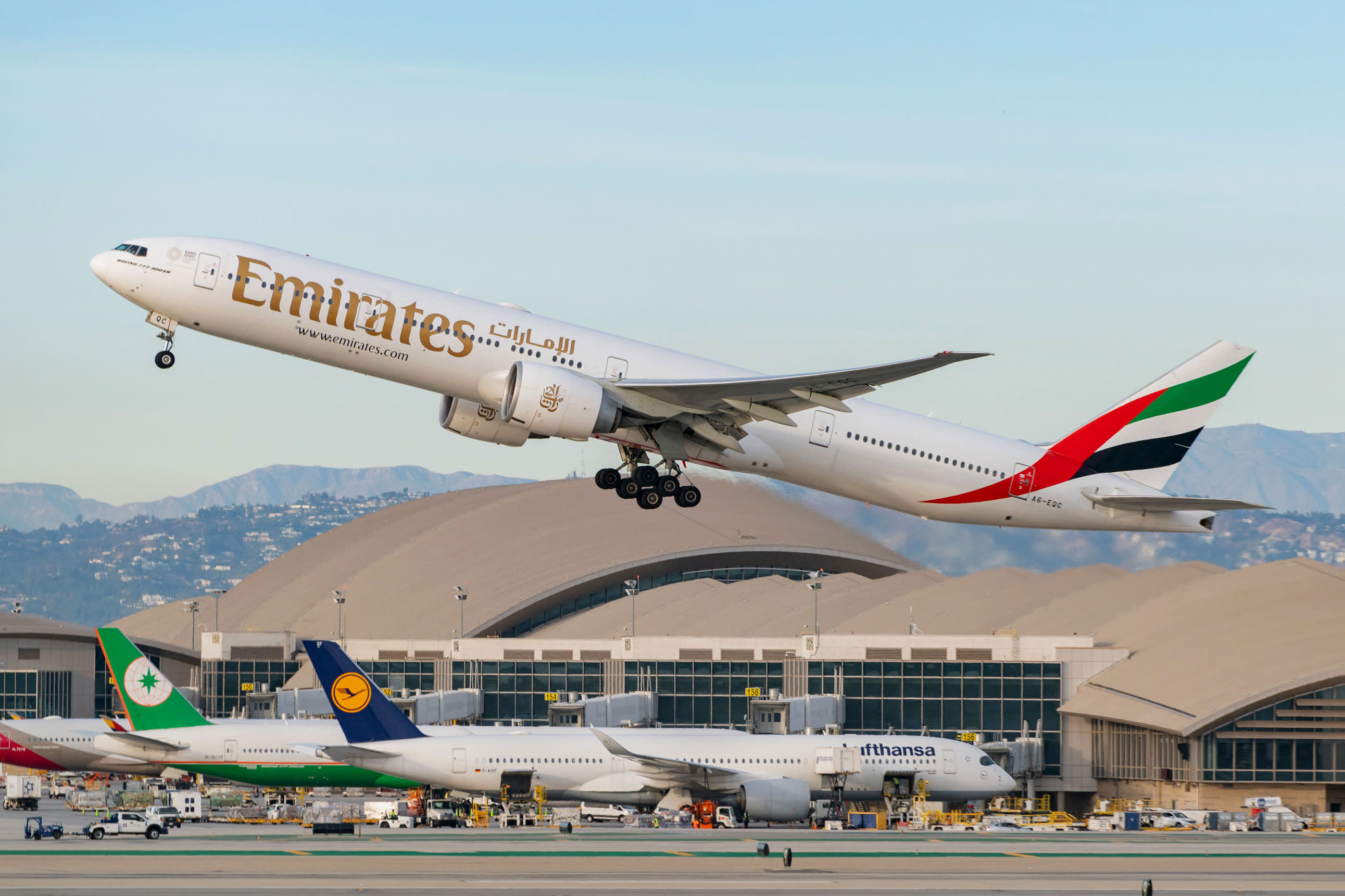 Emirates Airlines anuncia un pedido de 52.000 millones de dólares por 95 aviones Boeing