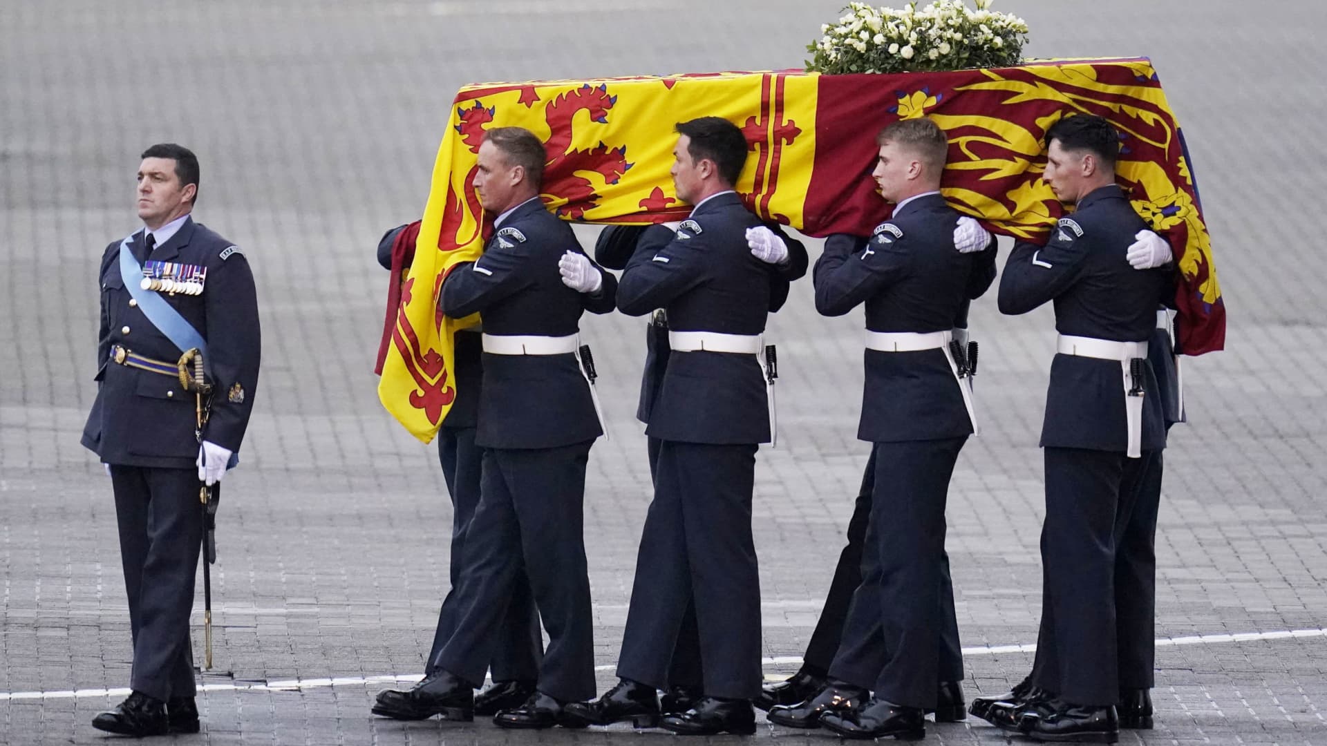 World leaders honor Queen Elizabeth at her funeral