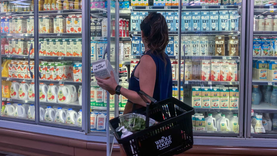Una mujer compra leche de avena en un supermercado en Santa Mónica, California, el 13 de septiembre de 2022.