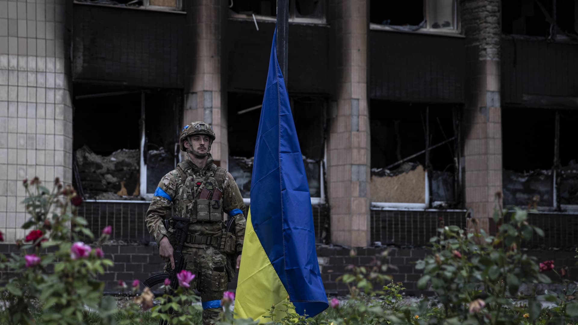 Ukrainian soldiers stand guard as Ukrainian President Volodymyr Zelenskyy attends flag hoisting ceremony in Izium after the Ukrainian forces took control of the city from the Russian forces in Kharkiv, Ukraine on September 14, 2022.