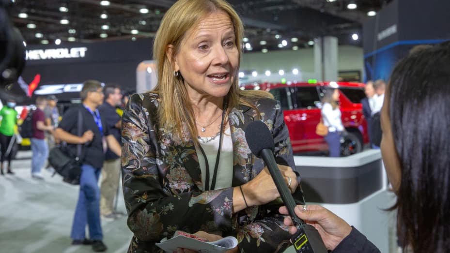 General Motors CEO Mary Barra speaks to reporters while she waits for the arrival of President Joe Biden at media day of the North American International Auto Show in Detroit, Michigan,September 14, 2022.  REUTERS/Rebecca Cook