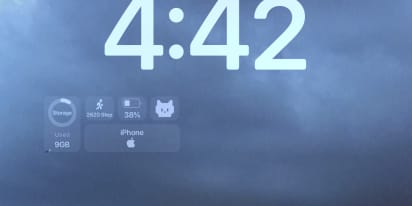 How to add widgets to your iPhone lock screen using a popular new app