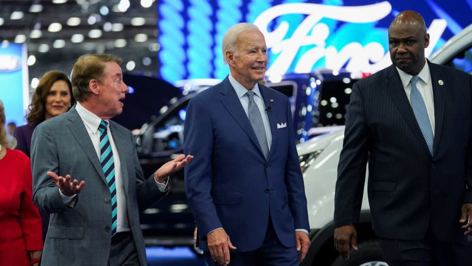 El presidente estadounidense, Joe Biden, camina con el presidente ejecutivo de Ford Motor Company, William Clay Ford Jr., y Ray Curry, presidente de United Autoworkers, durante una visita al Salón del Automóvil de Detroit, para destacar la fabricación de vehículos eléctricos en Estados Unidos, en Detroit, Michigan, el 14 de septiembre. , 2022.
