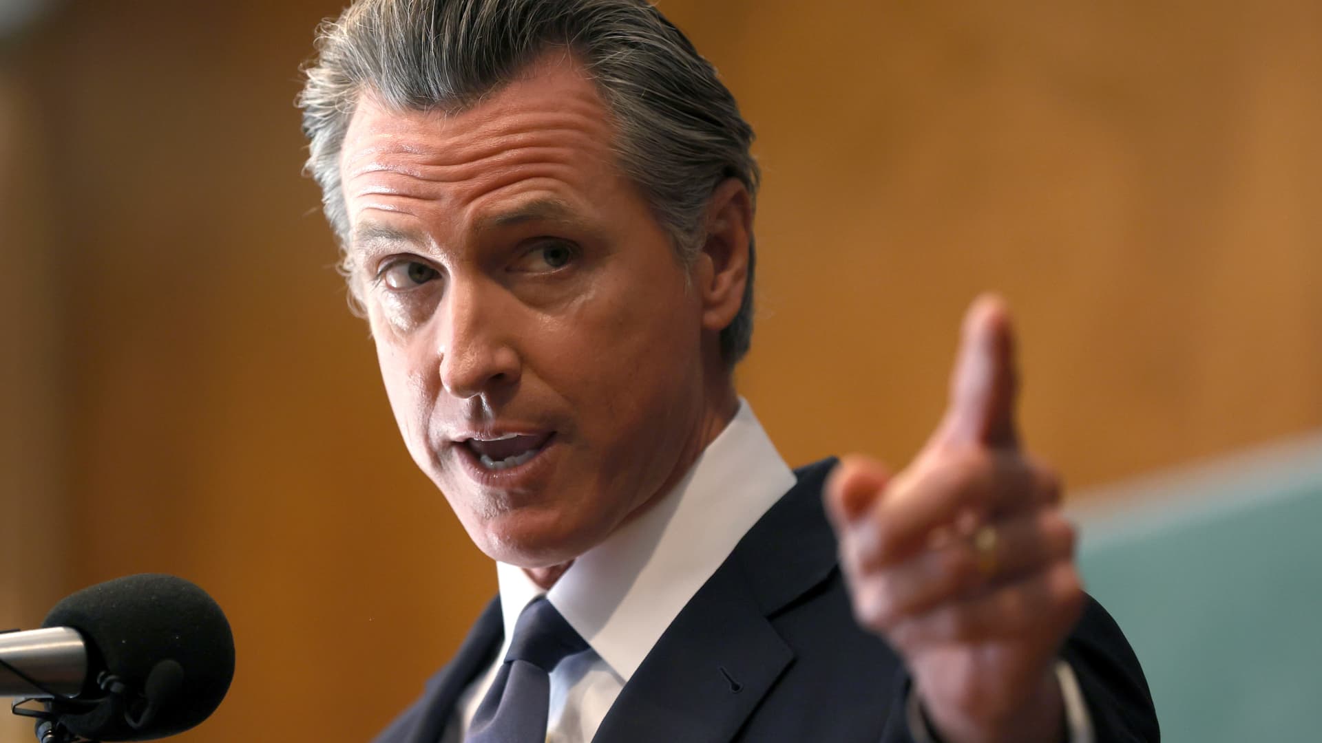 Der Gouverneur von Kalifornien, Newsom, sagt, der Staat werde keine Geschäfte mit Walgreens machen