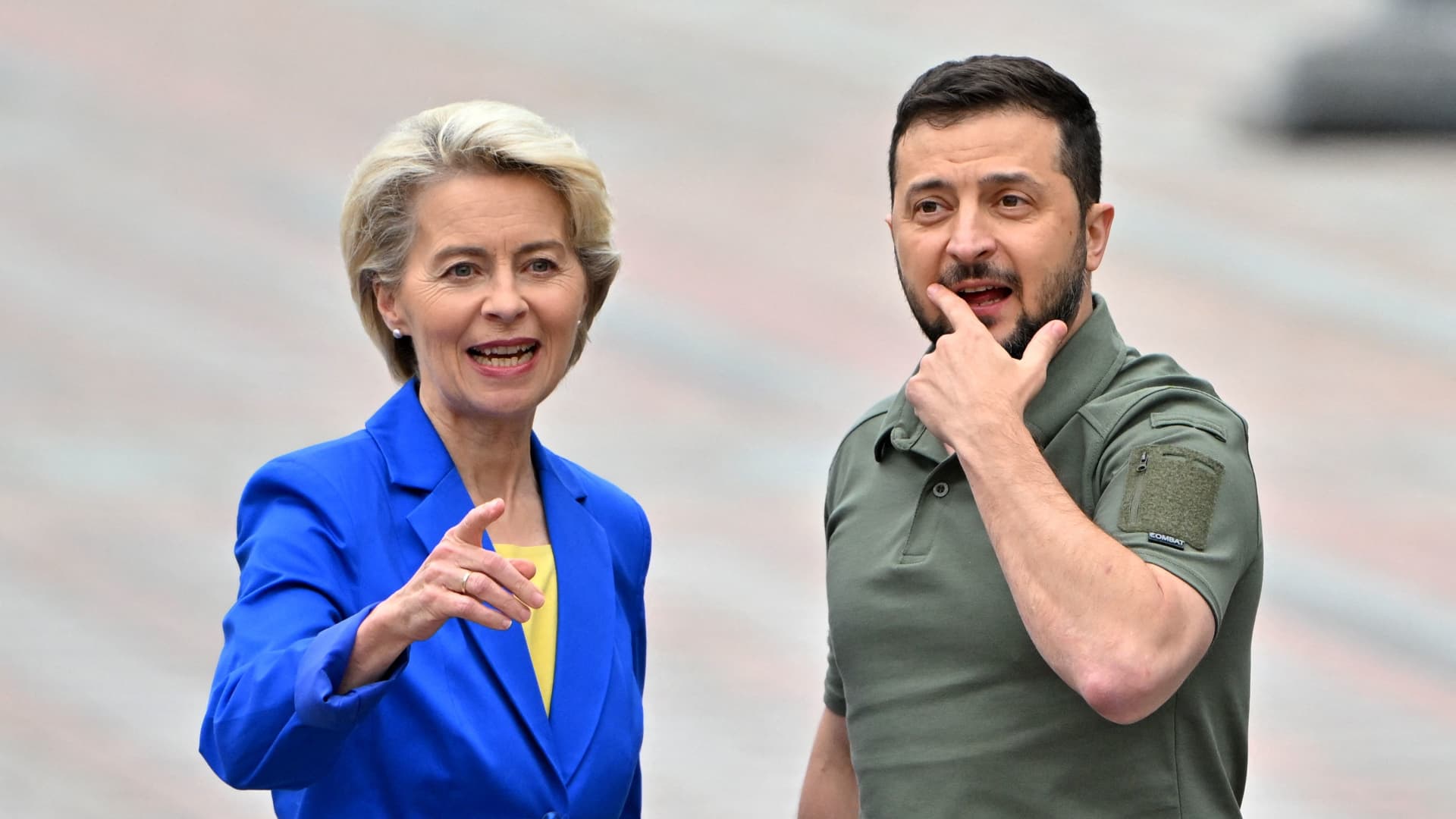 Ukrainian President Volodymyr Zelensky (R) speaks with the President of the European Commission Ursula von der Leyen after a press conference following their talks in Kyiv on September 15, 2022.