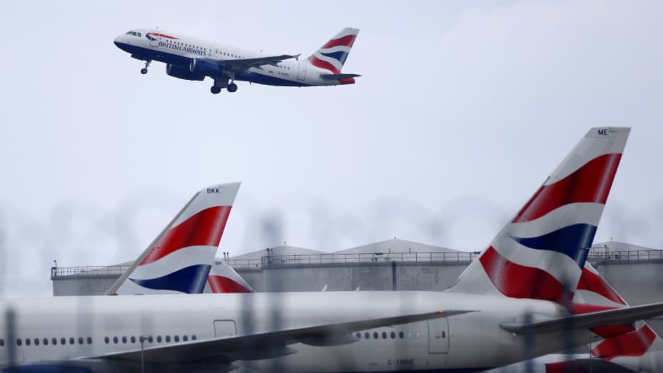 British Airways Airbus A319 aircraft takes off from Heathrow Airport in London, Britain, May 17, 2021. REUTERS/John Sibley