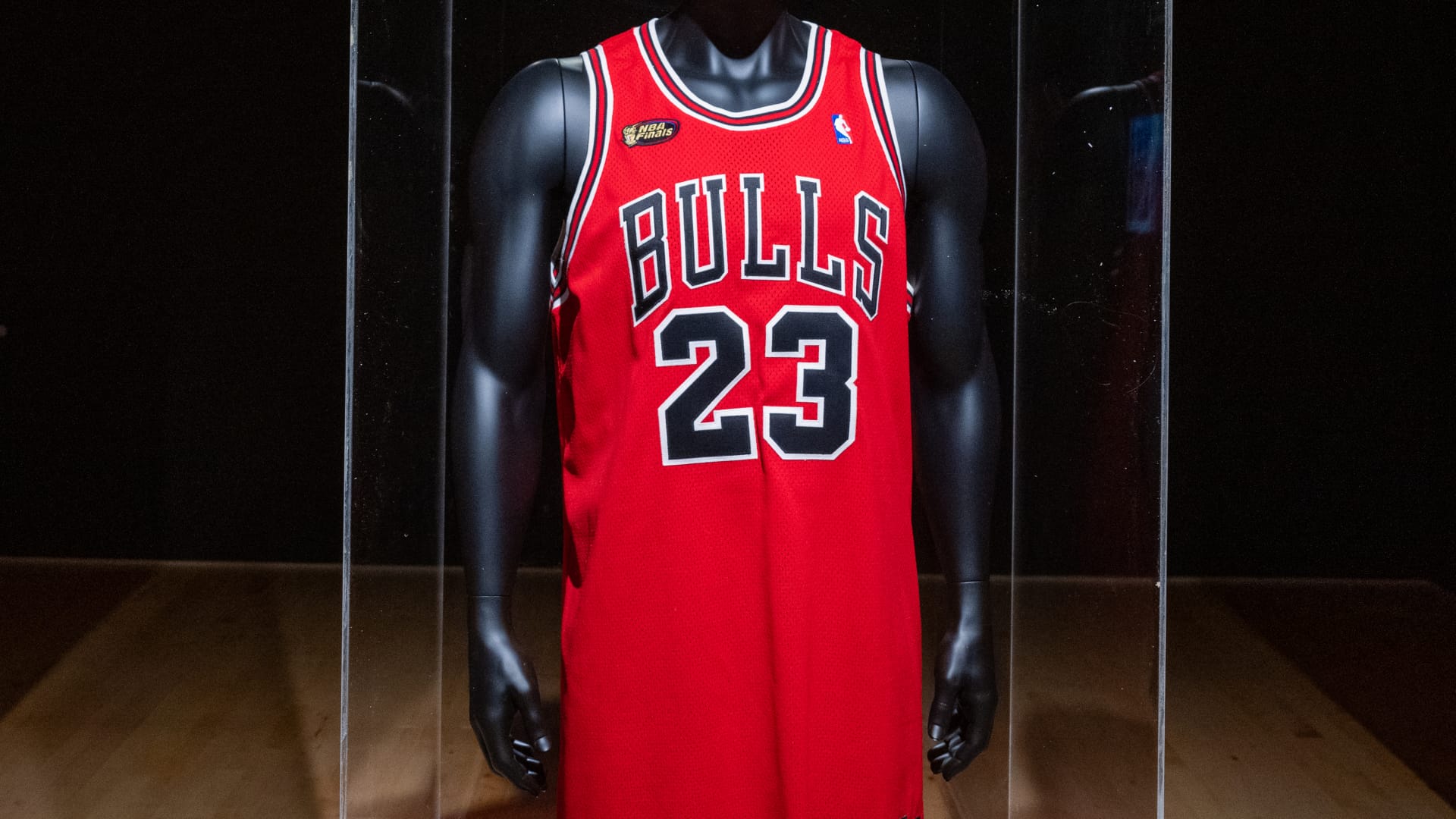 dedo cinta acampar Michael Jordan jersey $10.1 million Sotheby's record memorabilia
