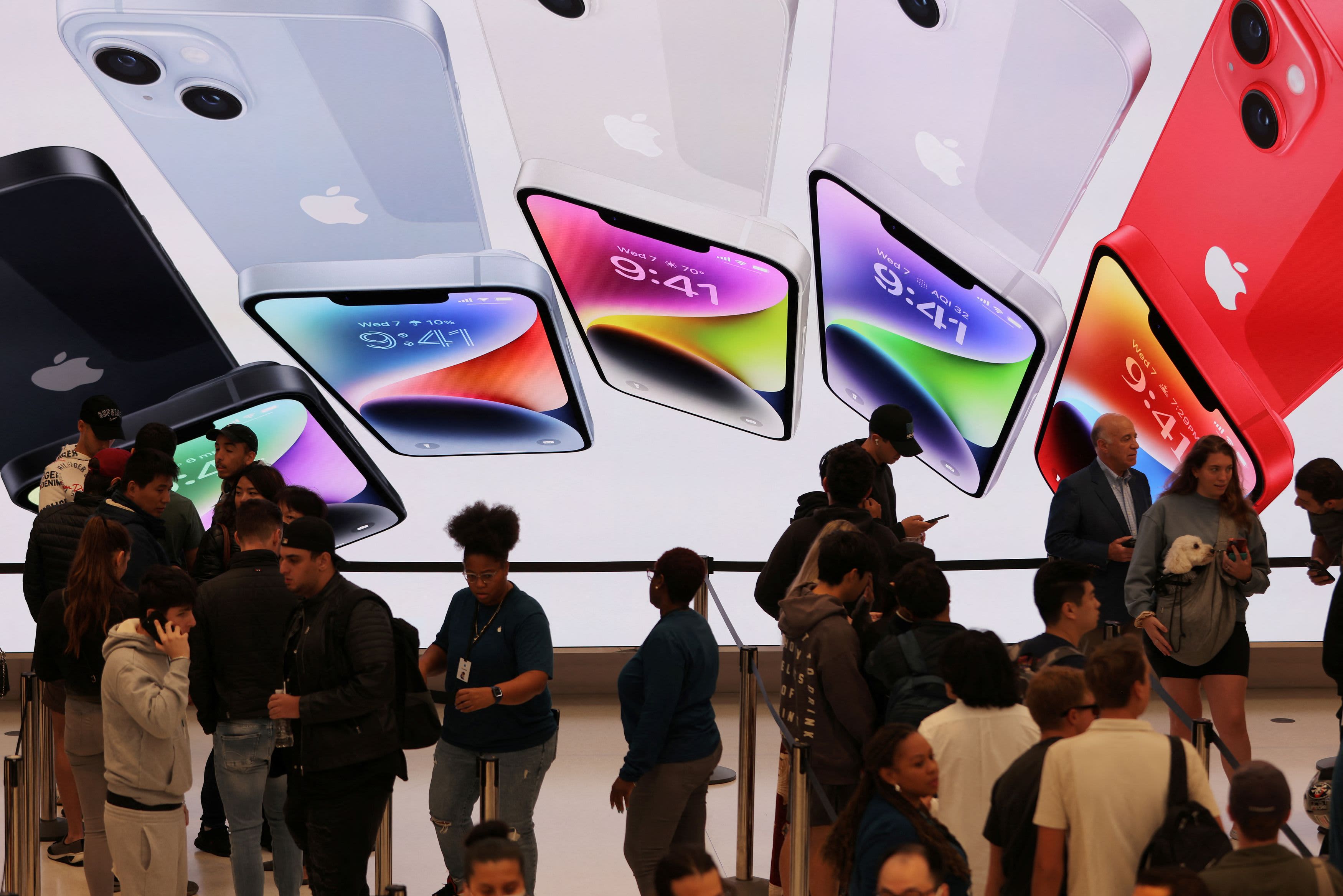 JPMorgan cuts Christmas iPhone expectations again, lowers Apple price target