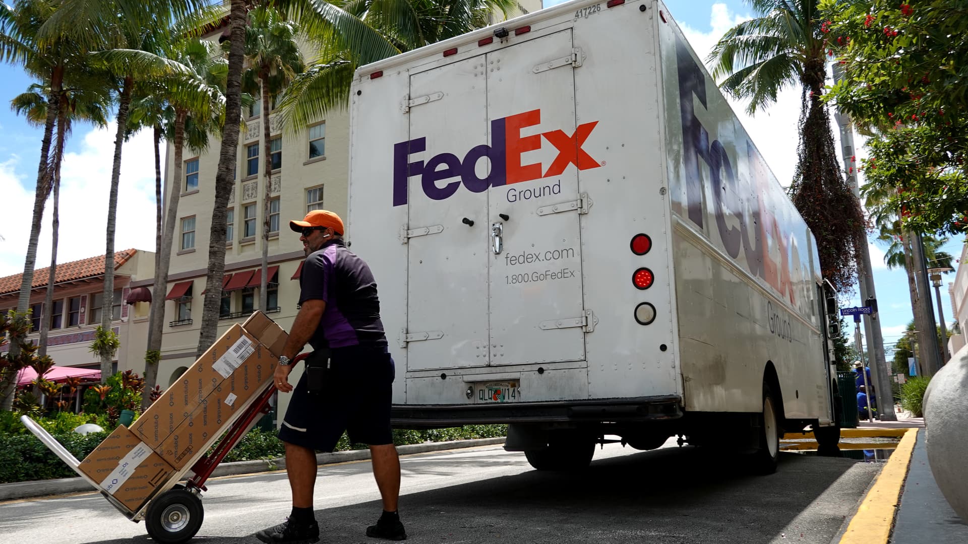 Does FedEx’s bleak outlook flash a warning signal for investors? Here’s what the pros say