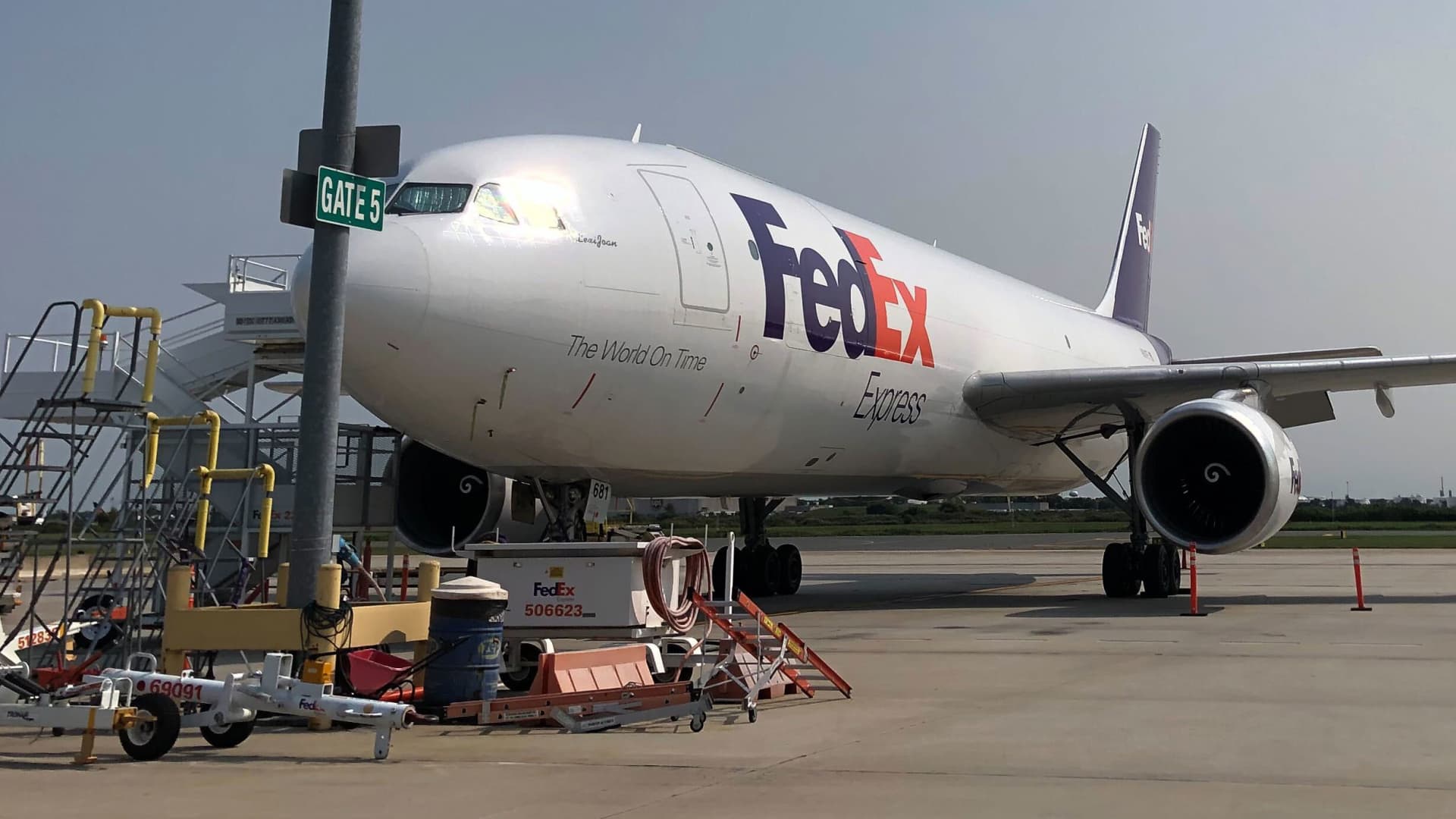 FedEx plans more cost cuts as soft demand hurts profits