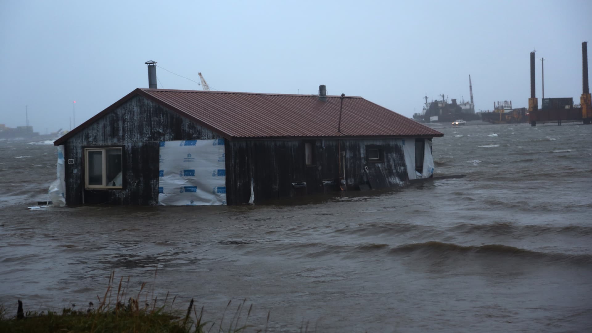 Alaska in the grip of floods, power outage near heavy storm