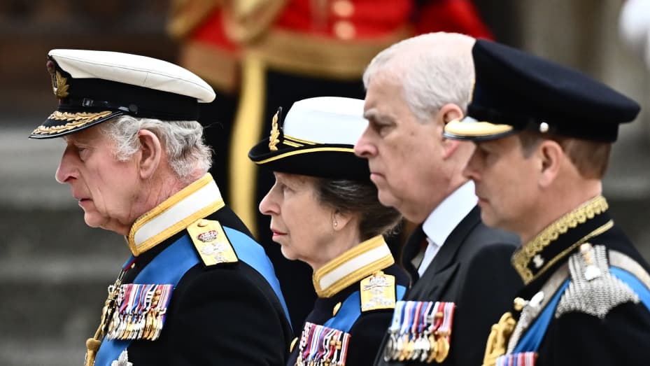 TOPSHOT - Britain's King Charles III, Britain's Princess Anne, Princess Royal, Britain's Prince Andrew, Duke of York and Britain's Prince Edward, Earl of Wessex arrive at Westminster Abbey in London on September 19, 2022, for the State Funeral Service for Britain's Queen Elizabeth II. - Leaders from around the world will attend the state funeral of Queen Elizabeth II. The country's longest-serving monarch, who died aged 96 after 70 years on the throne, will be honoured with a state funeral on Monday morning