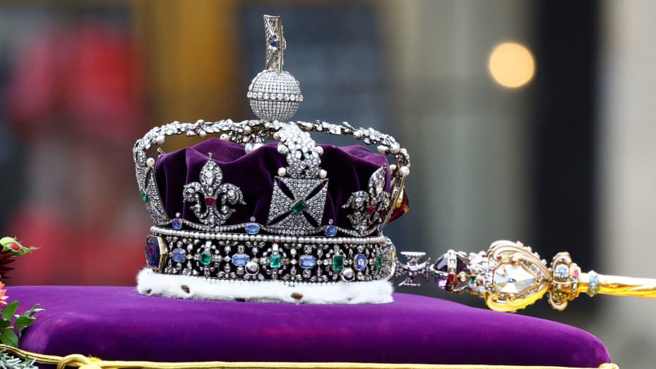 The crown is seen as the coffin of Britain's Queen Elizabeth is carried into the Westminster Abbey on the day of her state funeral and burial, in London, Britain, September 19, 2022.  REUTERS/Hannah McKay/Pool     TPX IMAGES OF THE DAY