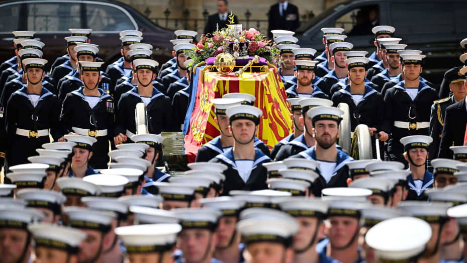TOPSHOT - Royal Navy Sailors walk ahead and behind the coffin of Queen Elizabeth II, draped in the Royal Standard, as it travels on the State Gun Carriage of the Royal Navy from Westminster Abbey to Wellington Arch in London on September 19, 2022, after the State Funeral Service of Britain's Queen Elizabeth II. - Leaders from around the world attended the state funeral of Queen Elizabeth II. The country's longest-serving monarch, who died aged 96 after 70 years on the throne, was honoured with a state funer
