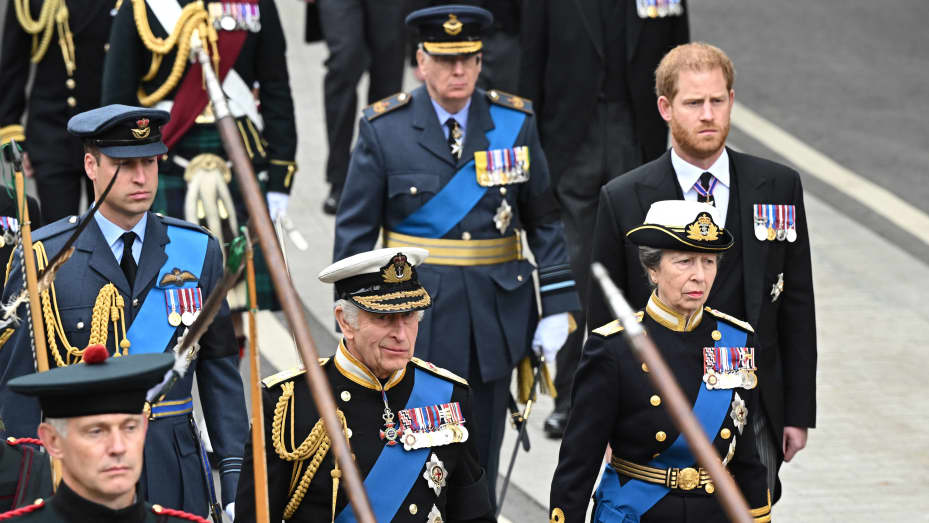 TOPSHOT - (Centre L-R) Britain's Prince William, Prince of Wales, Britain's King Charles III, Duke of Sussex and Britain's Princess Anne, Princess Royal and Britain's Prince Harry arrive to take their seats inside Westminster Abbey in London on September 19, 2022, for the State Funeral Service for Britain's Queen Elizabeth II. - Leaders from around the world will attend the state funeral of Queen Elizabeth II. The country's longest-serving monarch, who died aged 96 after 70 years on the throne, will be hono