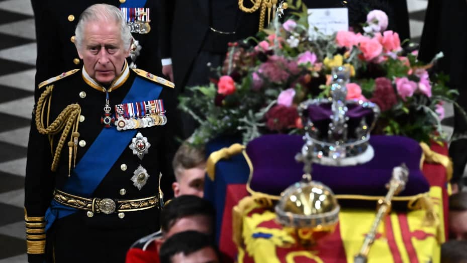 TOPSHOT - Britain's King Charles III (L) walks beside The coffin of Queen Elizabeth II, draped in a Royal Standard and adorned with the Imperial State Crown and the Sovereign's orb and sceptre as it leaves the Abbey at the State Funeral Service for Britain's Queen Elizabeth II, at Westminster Abbey in London on September 19, 2022. - Leaders from around the world will attend the state funeral of Queen Elizabeth II. The country's longest-serving monarch, who died aged 96 after 70 years on the throne, will be