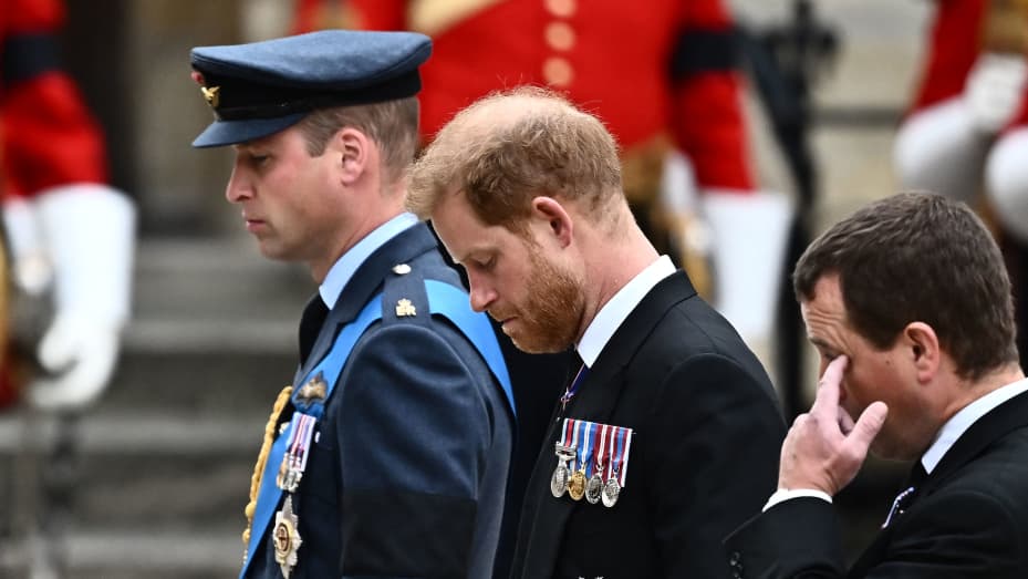 TOPSHOT - Britain's Prince William, Prince of Wales (L) and Britain's Prince Harry (C), Duke of Sussex arrive at Westminster Abbey in London on September 19, 2022, for the State Funeral Service for Britain's Queen Elizabeth II. - Leaders from around the world will attend the state funeral of Queen Elizabeth II. The country's longest-serving monarch, who died aged 96 after 70 years on the throne, will be honoured with a state funeral on Monday morning at Westminster Abbey. (Photo by Marco BERTORELLO / AFP) (