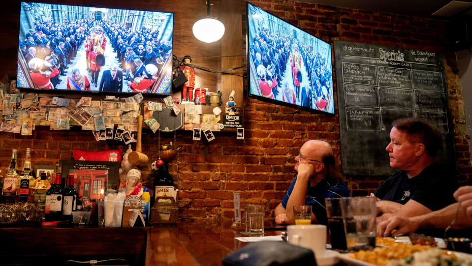 People watch the state funeral of Queen Elizabeth II at The Queen Vic pub in Washington, DC, on September 19, 2022.