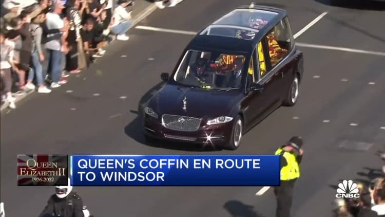 The coffin of Queen Elizabeth II en route to Windsor Castle for the burial service