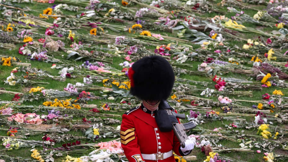 A Royal Guard stands guard on the day of the state funeral and burial of Britain's Queen Elizabeth, at Windsor Castle in Windsor, Britain, September 19, 2022.   REUTERS/Henry Nicholls/Pool