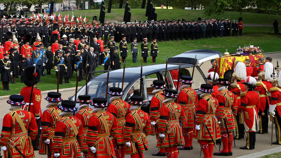 Members of the British royal family and members of the military stand as the coffin of Britain's Queen Elizabeth is carried to a hearse to be taken from Wellington Arch to Windsor Castle on the day of her state funeral and burial, in London, Britain, September 19, 2022 REUTERS/Toby Melville