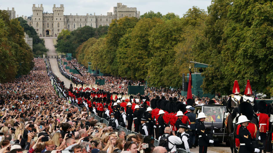 The hearse carrying the coffin of Britain's Queen Elizabeth is escorted along the Long Walk towards Windsor castle in the funeral procession, on the day of the state funeral and burial of Britain's Queen Elizabeth, in Windsor, Britain, September 19, 2022 REUTERS/Paul Childs