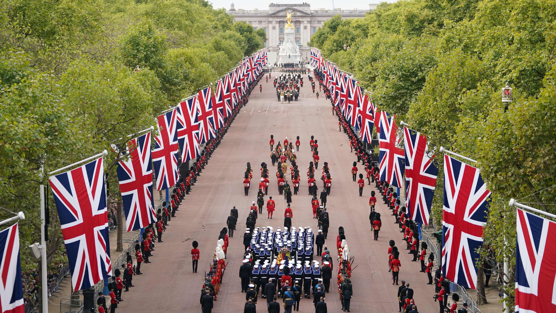 TOPSHOT - The State Gun Carriage carries the coffin of Queen Elizabeth II, draped in the Royal Standard with the Imperial State Crown and the Sovereign's orb and sceptre, in the Ceremonial Procession following her State Funeral at Westminster Abbey, in London on September 19, 2022.