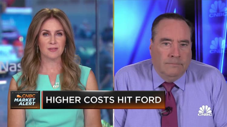 As ações da Ford caem após a empresa alertar para um aumento de US $ 1 bilhão nos custos