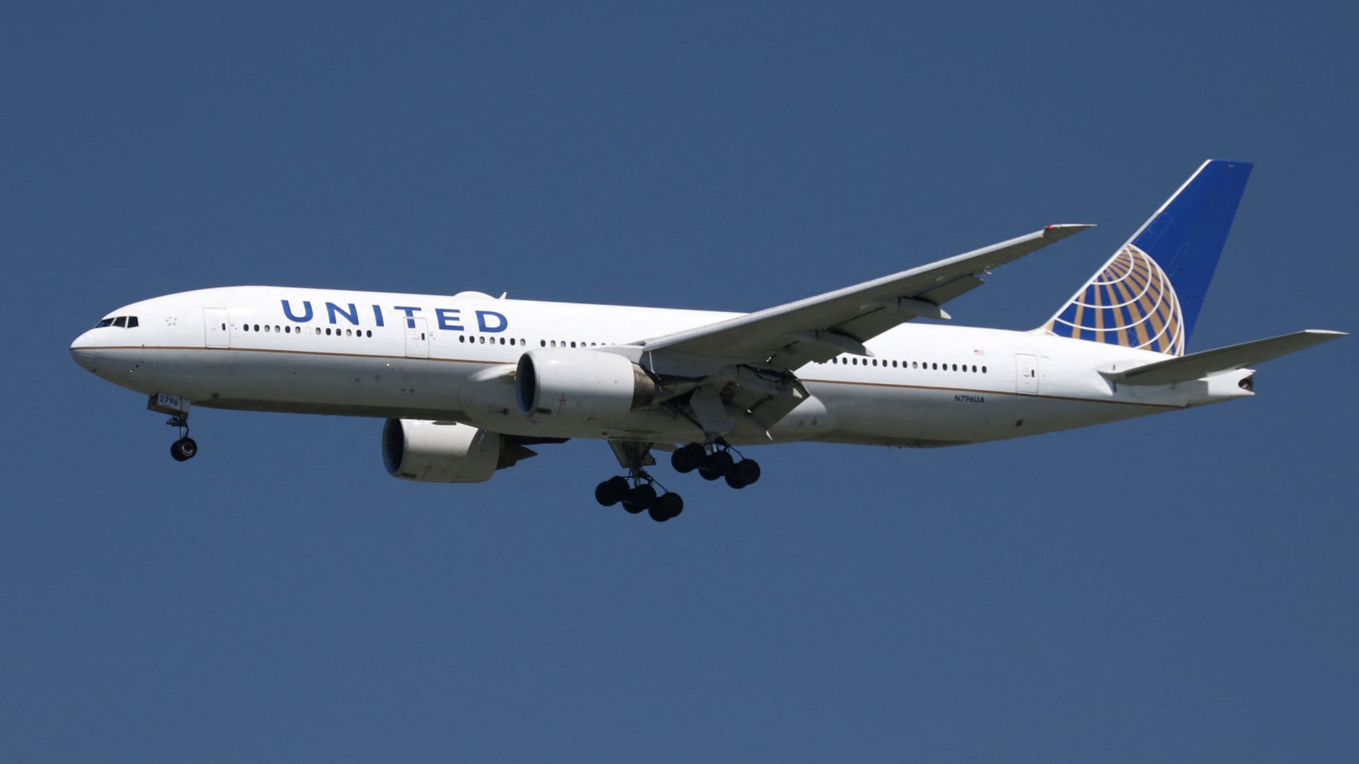 United provides pilots 5% raises early, citing return to profitability