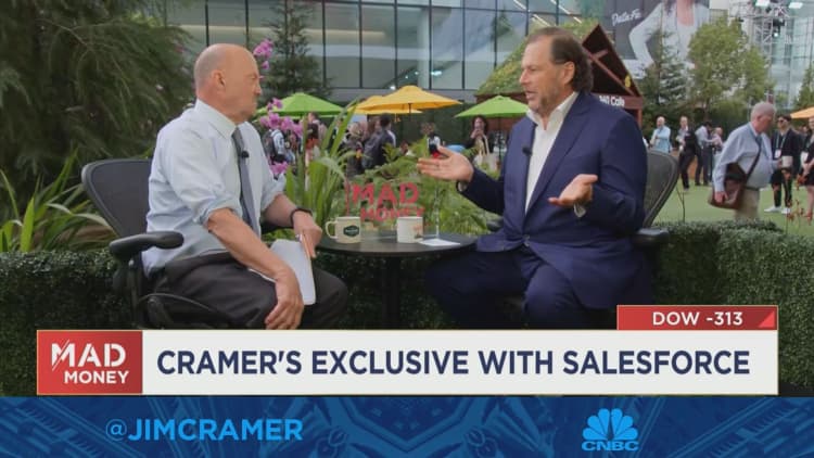 Гледайте пълното интервю на Джим Креймър със съизпълнителния директор на Salesforce Марк Бениоф