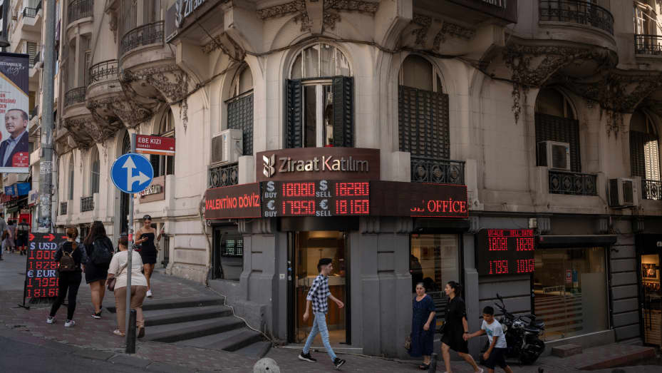 Una pizarra electrónica muestra información sobre el tipo de cambio en una oficina de cambio de divisas en Estambul, Turquía, el lunes 29 de agosto de 2022. El banco central turco sorprendió a los mercados con un recorte de intereses, a pesar de la inflación del 80% del país.